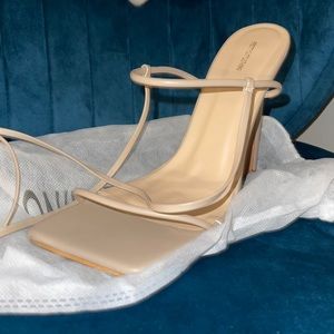 Item: Heels (PrettyLittleThing) 
Color: Cream/Tan
Size: 9 (US)/ 7(UK)